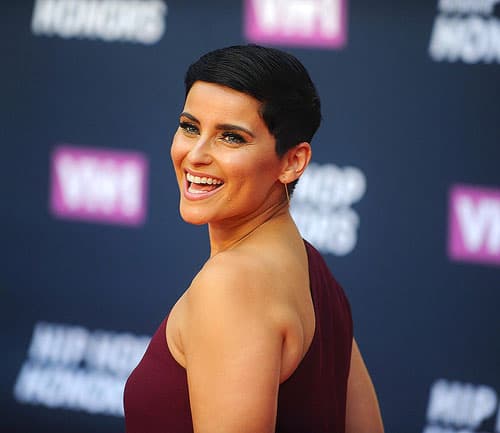 Nelly Furtado posing for pictures at VH1's Hip Hop Honors.