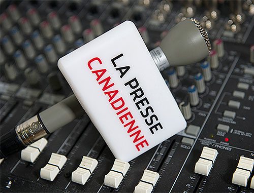 A microphone with the LaPresseCanadienne logo.