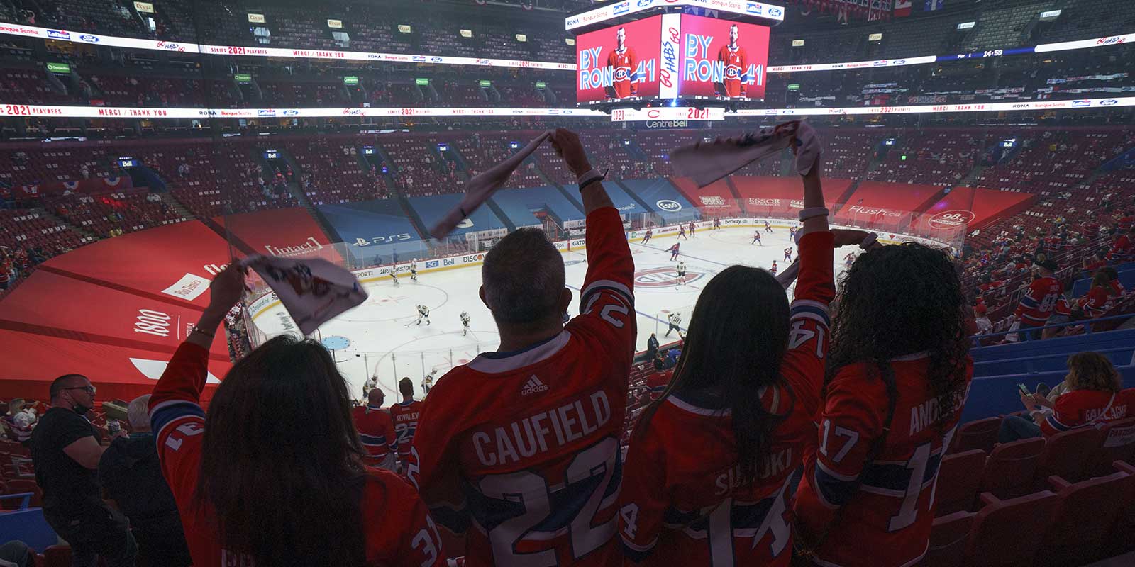 crowds cheering the hockey game