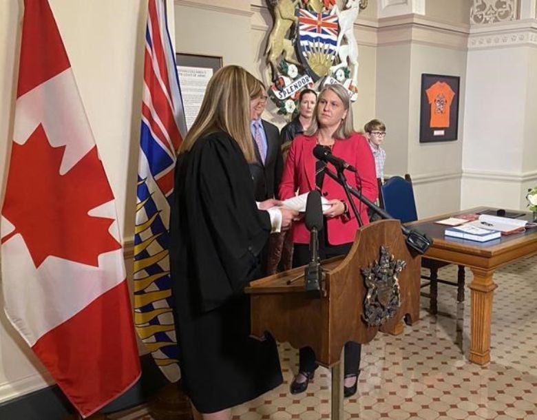The newest member of the British Columbia legislature, Elenore Sturko (right), elected last month in Surrey South byelection, is sworn in by clerk Kate Ryan-Lord at the legislature in Victoria, Monday, Oct.3, 2022. The clerk says Sturko is the first politician pledging allegiance to King Charles. THE CANADIAN PRESS/Dirk Meissner
